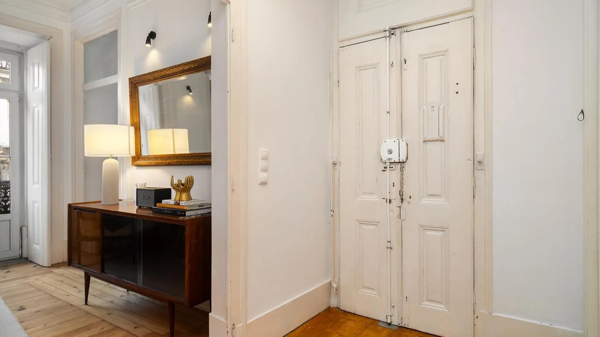 Apartment Whome Elegant Stay In Lisbon'S Historic Bairro Alto